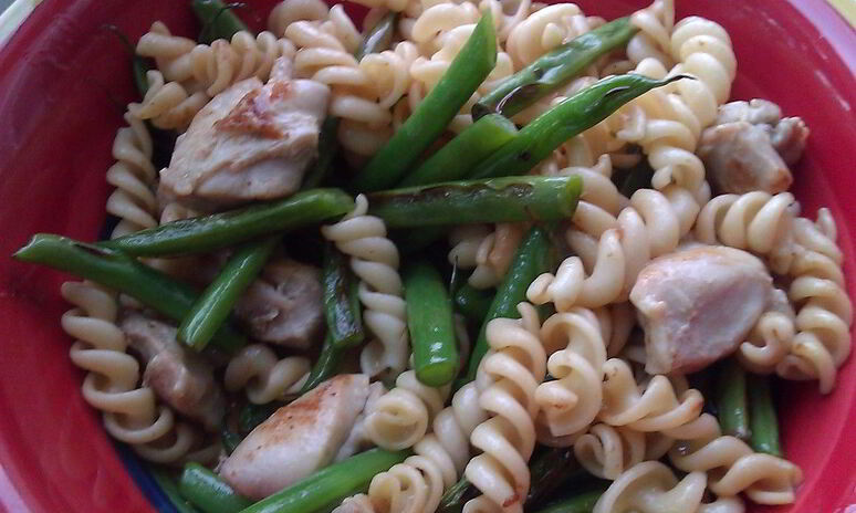 Рецепт макароны с курицей и стручковой фасолью