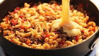 Макароны с сырно-мясным соусом