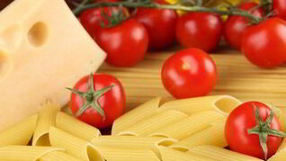 Макароны в остром томатном соусе с пармезаном