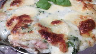 Паккери, фаршированные под соусом бешамель со шпинатом