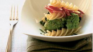 Паста с брокколи и свиным шпиком