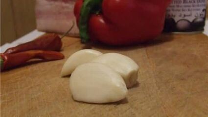 паста с чесноком и сальсой из сушеных томатов