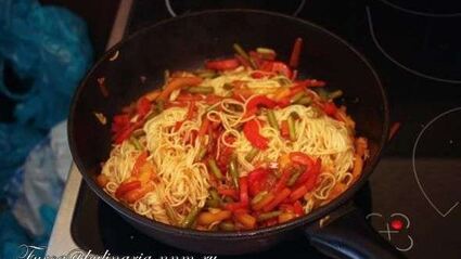 паста с чесноком и устричным соусом