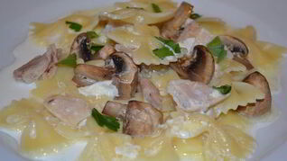Паста с филе кролика и шампиньонами в сливочном соусе