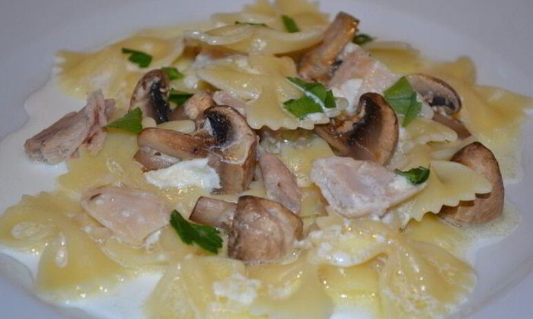 Рецепт паста с филе кролика и шампиньонами в сливочном соусе
