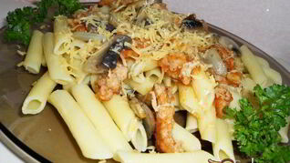 Паста с грибами и кусочками фарша в томатном соусе