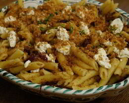 Паста с карамелизированным луком и свежим сыром