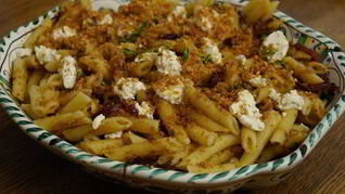 Паста с карамелизированным луком и свежим сыром