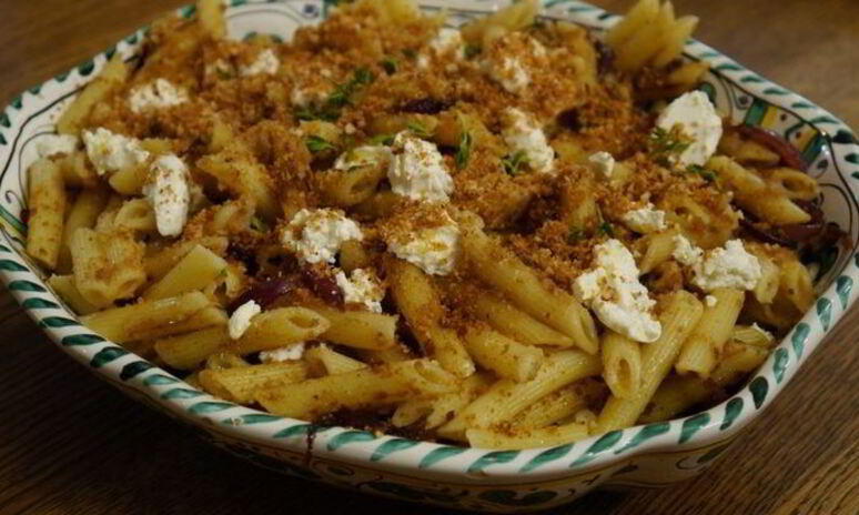 Рецепт паста с карамелизированным луком и свежим сыром