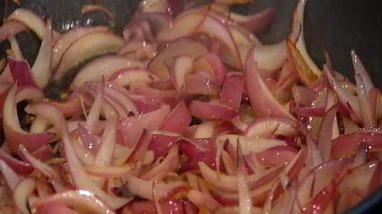 паста с карамелизированным луком и свежим сыром