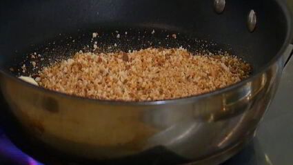 паста с карамелизированным луком и свежим сыром