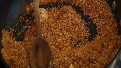 паста с карамелизированным луком и свежим сыром