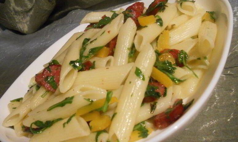 Рецепт паста с колбасками, сладким перцем и руколой