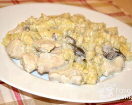 Паста с курицей и грибами в сырно-сливочном соусе