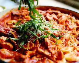 Паста с курицей и томатами