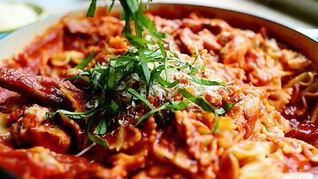 Паста с курицей и томатами