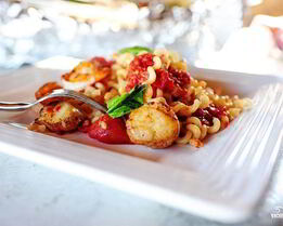 Паста с морепродуктами и помидорами