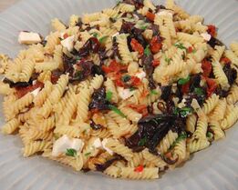 Рецепт паста с орехами, помидорами и свекольными листьями