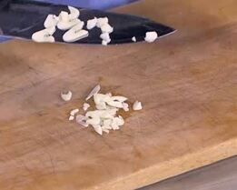 паста с орехами, помидорами и свекольными листьями