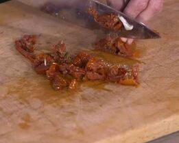 паста с орехами, помидорами и свекольными листьями