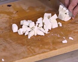 паста с орехами, помидорами и свекольными листьями