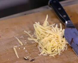 паста с орехами, помидорами и свекольными листьями