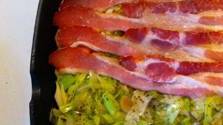 Паста с прошутто и луком-пореем