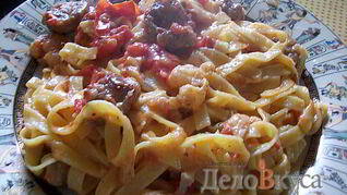 Паста с соусом из сальсичи и овощей