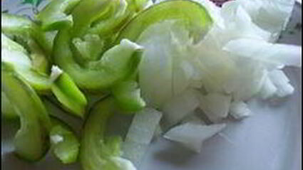 паста с соусом из сальсичи и овощей