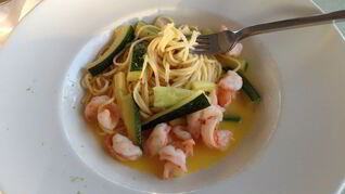 Паста с цукини и королевскими креветками