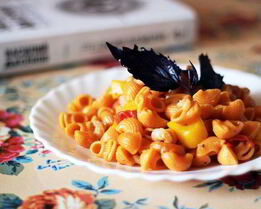 Паста томатная с креветками и овощами