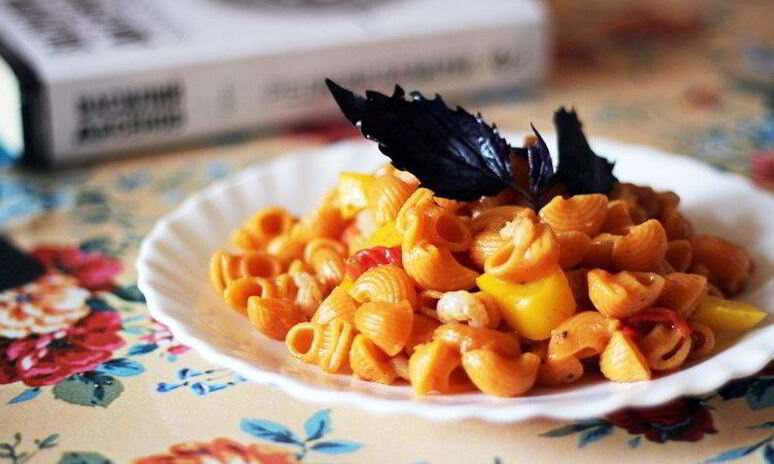 Рецепт паста томатная с креветками и овощами