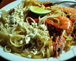 Рисовые макароны с тигровыми креветками