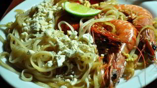 Рисовые макароны с тигровыми креветками