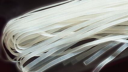 рисовые макароны с тигровыми креветками