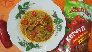 Спагетти из кабачка с кунжутом и кетчупом