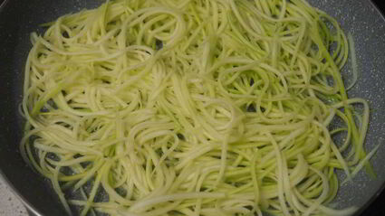 спагетти из кабачка с кунжутом и кетчупом