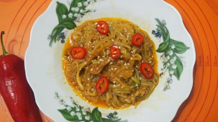 спагетти из кабачка с кунжутом и кетчупом