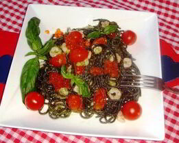 Спагетти неро с креветками, черри и соусом