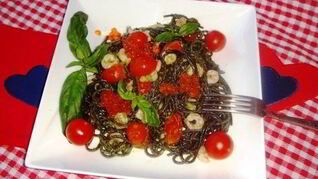 Спагетти неро с креветками, черри и соусом