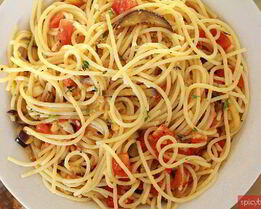 Спагетти с баклажанами и помидорами