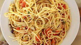 Спагетти с баклажанами и помидорами