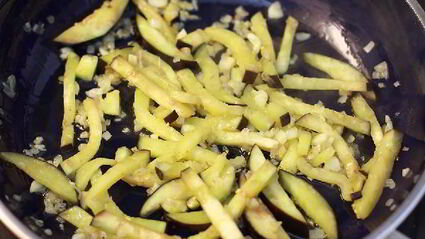 спагетти с баклажанами и помидорами