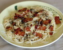 Спагетти с беконом и чесноком