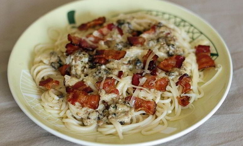 Рецепт спагетти с беконом и чесноком