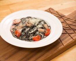 Спагетти с чернилами каракатицы и морепродуктами