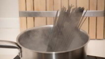 спагетти с чернилами каракатицы и морепродуктами