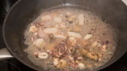 спагетти с чернилами каракатицы и морепродуктами