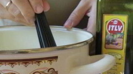 спагетти с чернилами каракатицы в сливочном соусе