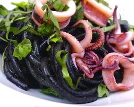 Спагетти с чернилами каракатицы